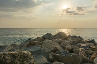 Sahil akşam günbatımında