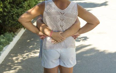 iki kadının birbirlerine sarılıyorlar