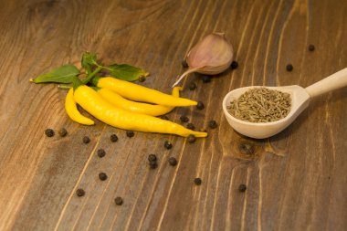 Biber ve diğer çeşniler yemek pişirmek için