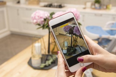 kız resimleri Smartphone'da alır.