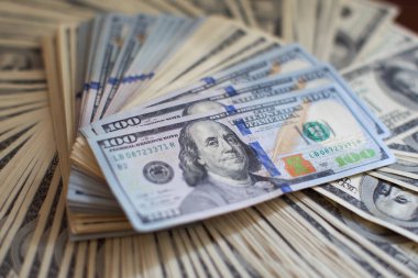 Bir sürü dolar. A bohça-in para. Servet kavramı. Dolar