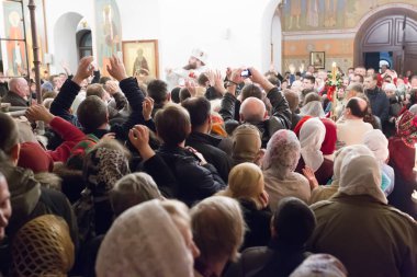 Beyaz Rusya, Gomel, üzerinde 8 Nisan 2018. Nikolsky Manastırı. Ortodoks Paskalya kutlaması. Ey iman edenler kilisede bir kalabalık. Kilisenin hizmetindeki içinde birçok kişi