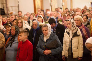 Beyaz Rusya, Gomel, üzerinde 8 Nisan 2018. Nikolsky Manastırı. Ortodoks Paskalya kutlaması. Ey iman edenler kilisede bir kalabalık. Kilisenin hizmetindeki içinde birçok kişi
