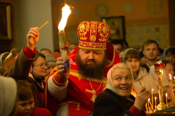 벨로루시의 2018 Nikolsky 수도원입니다 부활절의 하입니다 성직자는 기뻐하는 사람들의 군중에 — 스톡 사진