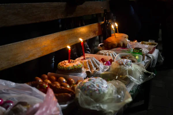 Pasen Cakes Taarten Met Kaarsen Rieten Manden Klaar Voor Verlichting — Stockfoto
