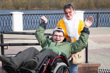 Beyaz Rusya, Gomel, üzerinde 11 Nisan 2018. Şehir gün. Central Park. Tekerlekli sandalyede bir adam bir kadınla hilarious