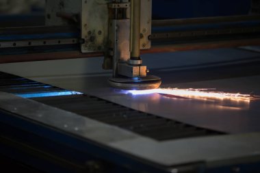 Plazma kesme metal. Metal kesme. Lazer kıvılcımlar