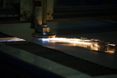 Plazma kesme metal. Metal kesme. Lazer kıvılcımlar