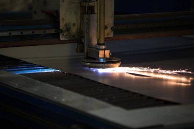 Plazma kesme metal. Metal kesme. Lazer kıvılcımlar