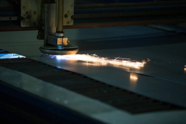 Plazma kesme metal. Metal kesme. Lazer kıvılcımlar