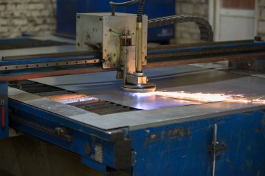 Plazma kesme metal. Metal kesme. Lazer kıvılcımlar