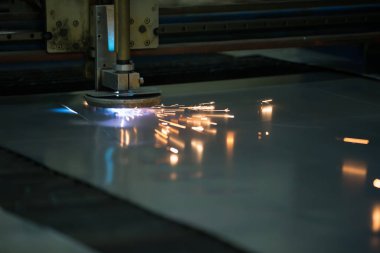 Plazma kesme metal. Metal kesme. Lazer kıvılcımlar
