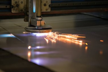 Plazma kesme metal. Metal kesme. Lazer kıvılcımlar