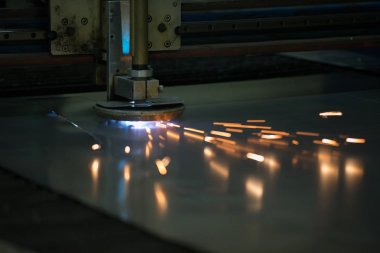 Plazma kesme metal. Metal kesme. Lazer kıvılcımlar
