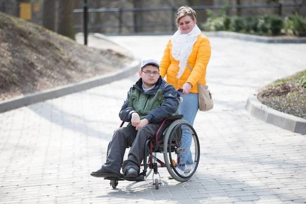 Mężczyzna Wózku Inwalidzkim Kobietą Spacerującą Parku — Zdjęcie stockowe