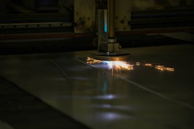Plazma kesme metal. Metal kesme. Lazer kıvılcımlar