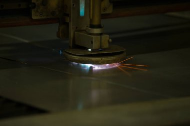 Plazma kesme metal. Metal kesme. Lazer kıvılcımlar
