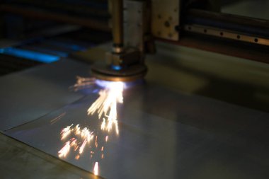 Plazma kesme metal. Metal kesme. Lazer kıvılcımlar