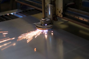 Plazma kesme metal. Metal kesme. Lazer kıvılcımlar
