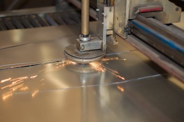 Plazma kesme metal. Metal kesme. Lazer kıvılcımlar