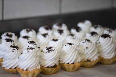 Bir sürü protein kremalı pasta çörek