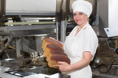 Beyaz Rusya, Gomel şehir üzerinde 26 Nisan 2018. Gomel bitki ekmek üretimi için. Onun elinde ekmek ile ekmek üretimi için bitkinin alt. Bir işçi ile ekmek fabrikası