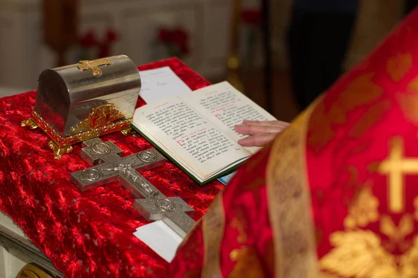 Beyaz Rusya, Gomel şehir, Volotovskaya Kilisesi. 29 Nisan 2018. Yıl benimsenmesi inanç ve. Kilise nesneleri bir çocuğun vaftiz için