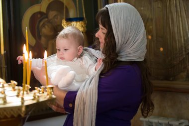  Çocuğun Vaftiz Töreni. Annesinin kollarında bir çocuk. Bebeğin vaftiz töreni. Dini kabul et. Kilisede yenidoğan.