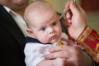 Beyaz Rusya, Gomel, 6 Mayıs 2018. Kilise Volotovo. Yeni doğan bir çocuğun vaftiz. Ortodoks vaftiz boyuyla çocuk