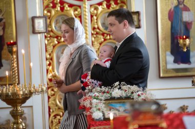 Beyaz Rusya, Gomel, 6 Mayıs 2018. Kilise Volotovo. Yeni doğan bir çocuğun vaftiz, kilisede vaftiz aile. Ortodoks vaftiz