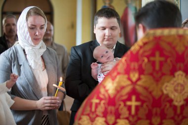 Beyaz Rusya, Gomel, 6 Mayıs 2018. Kilise Volotovo. Yeni doğan bir çocuğun vaftiz, kilisede vaftiz aile. Ortodoks vaftiz