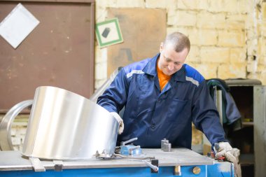 Beyaz Rusya, Gomel, 25 Nisan 2018. Fabrika havalandırma boruları üretimi için. Havalandırma metal boru Fabrikası'nda çalışan yapar