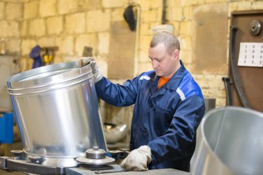 Beyaz Rusya, Gomel, 25 Nisan 2018. Fabrika havalandırma boruları üretimi için. Havalandırma metal boru Fabrikası'nda çalışan yapar