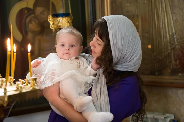  Çocuğun Vaftiz Töreni. Annesinin kollarında bir çocuk. Bebeğin vaftiz töreni. Dini kabul et. Kilisede yenidoğan.