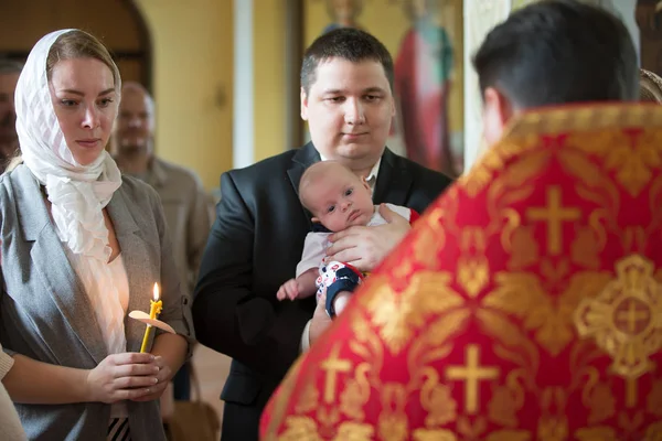Beyaz Rusya, Gomel, 6 Mayıs 2018. Kilise Volotovo. Yeni doğan bir çocuğun vaftiz, kilisede vaftiz aile. Ortodoks vaftiz