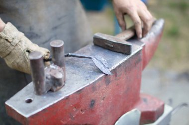 Demir dövme. Bir çekiç ile çalışma el Iron forge