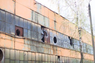 Kırık camlar ile terk edilmiş atölye