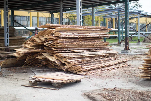 Holzverarbeitende Industrie Ein Haufen Unbehandelter Holzbretter Holz Der Produktion — Stockfoto