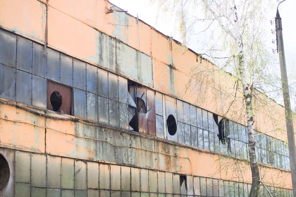 Kırık camlar ile terk edilmiş atölye