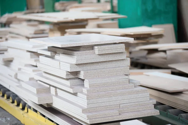 Kontrplak yığınları. Tahta işleme Dükkanı