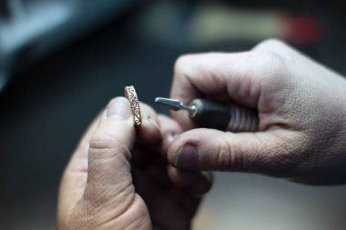 Altın yüzük sanayi üretimi. Fabrikada takı yapmak