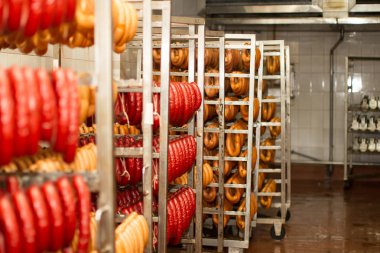 Sosis et fabrikası'nda. Endüstriyel pişirme ve sosis et fabrikası'nda Sigara