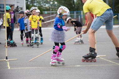 Beyaz Rusya, Gomel, 24 Haziran 2018. Central Park. Youth.Girl gün tekerlekli paten üzerinde atlar