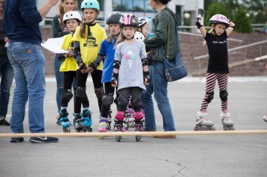 Beyaz Rusya, Gomel, 24 Haziran 2018. Central Park. Çocuk yarışmada silindir spor. Çocuk yarışmalarda silindir spor. Çocuk tekerlekli paten üzerinde engeli aşmak hazırlanan