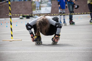 Beyaz Rusya, Gomel, 24 Haziran 2018. Central Park. Silindir spor yarışmada. Tekerlekli paten sürmek halter altında bir atlet