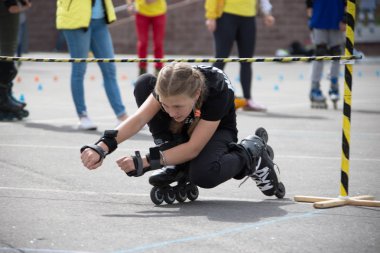 Beyaz Rusya, Gomel, 24 Haziran 2018. Central Park. Silindir spor yarışmada. Tekerlekli paten sürmek halter altında bir atlet