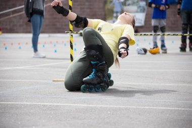 Beyaz Rusya, Gomel, 24 Haziran 2018. Silindir spor merkezi Park.Competition. Tekerlekli paten sürmek halter altında bir atlet