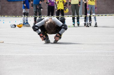 Beyaz Rusya, Gomel, 24 Haziran 2018. Silindir spor merkezi Park.Competition. Tekerlekli paten sürmek halter altında bir atlet
