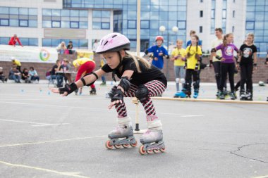 Beyaz Rusya, Gomel, 24 Haziran 2018. Central Park. Çocuk tekerlekli paten yarışmalarda