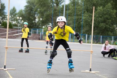 Beyaz Rusya, Gomel, 24 Haziran 2018. Central Park. Çocuk rekabet paten spor.